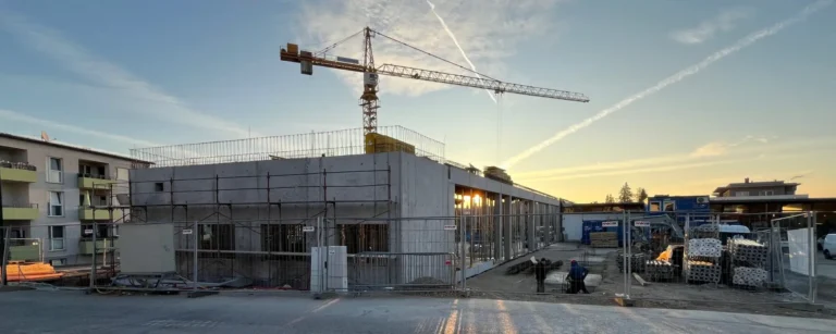 Baustelle bei ORTHOtechnik Falkensammer mit Baukran und Betonschalung